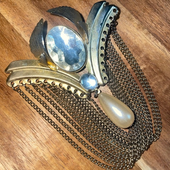 None Jewelry - Elegant Art Deco Gold Plated Chain Brooch